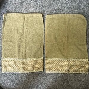 2‎ SHERRY KLINE Hand Towels 17”x12” green embellished
